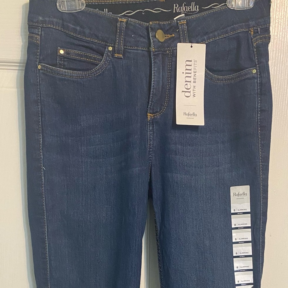 Rafaella women’s jeans
Weekend Slimming/ skinny
Size 8